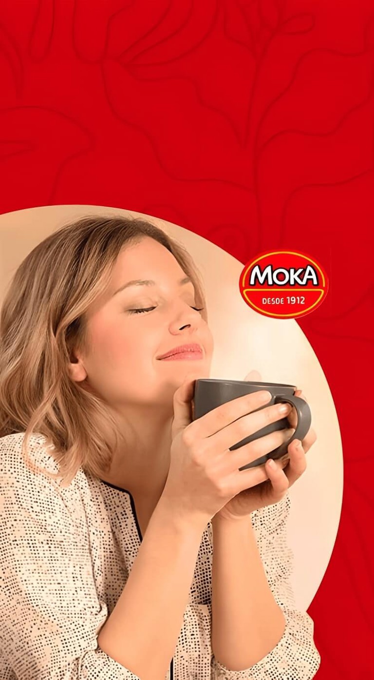 Café Moka: Mulher segura xícara de Café Moka nas mãos.